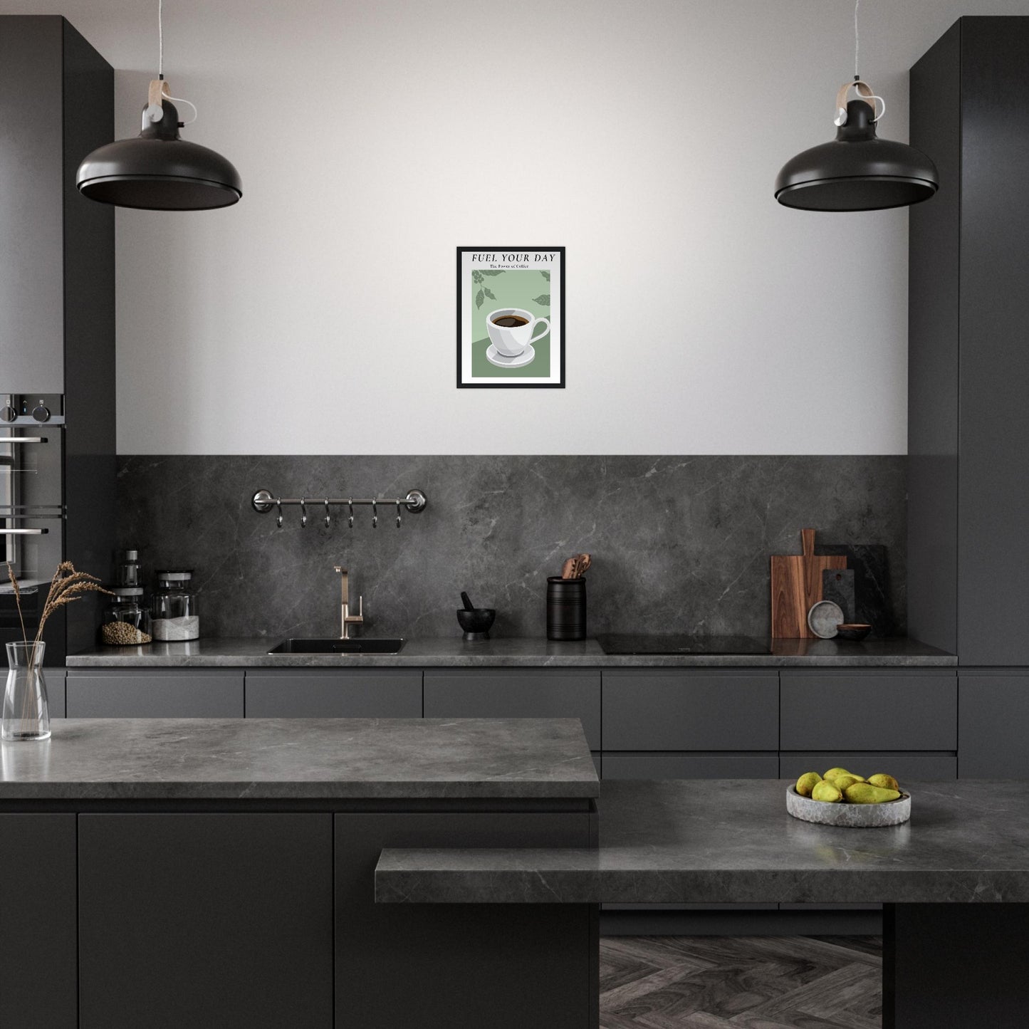 Ein Bild im Schwarzen Rahmen mit einer Tasse Kaffee auf einem Grünfarbigen Hintergrund mit Arabica Blätter als Akzente. Oben mittig des Bildes steht: "FUEL YOUR DAY" mit der Unterschrift "The Power of Coffee" an der Wand einer modernen Küche.