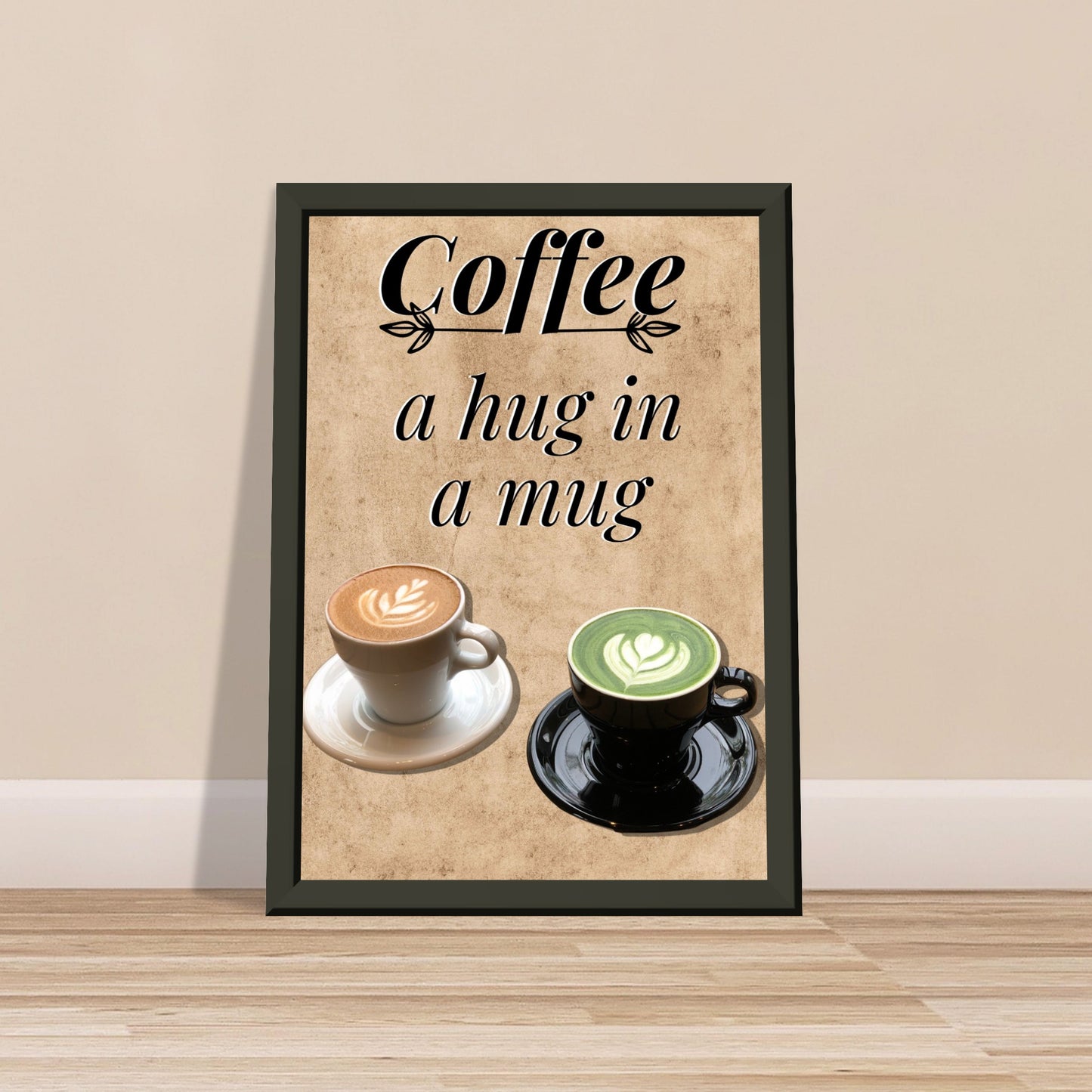 Eingerahmtes Bild mit der Überschrift: "Coffee" und dem Titel: "a hug in a mug" mit zwei Tassen Kaffee auf einem Beigen Hintergrund an einer Beigen Wand lehnend