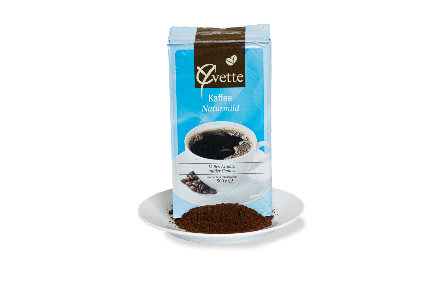 500g gemahlener Filterkaffee der Sorte Naturmild der Marke Yvette Kaffee auf einer Untertasse mit Haufen Filterkaffee als Serviervorschlag