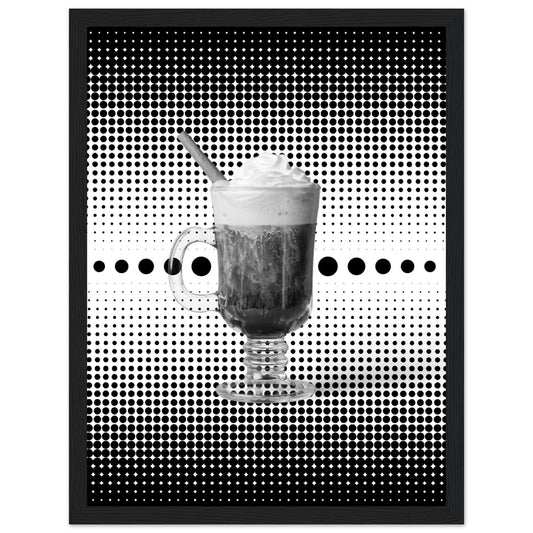 Bild im schwarzem Rahmen mit einem Schwarz weißem Motiv aus schwarzen punkten auf einem weißen Untergrund gepaart eines Schwarzweiß Foto eines Cappuccino.