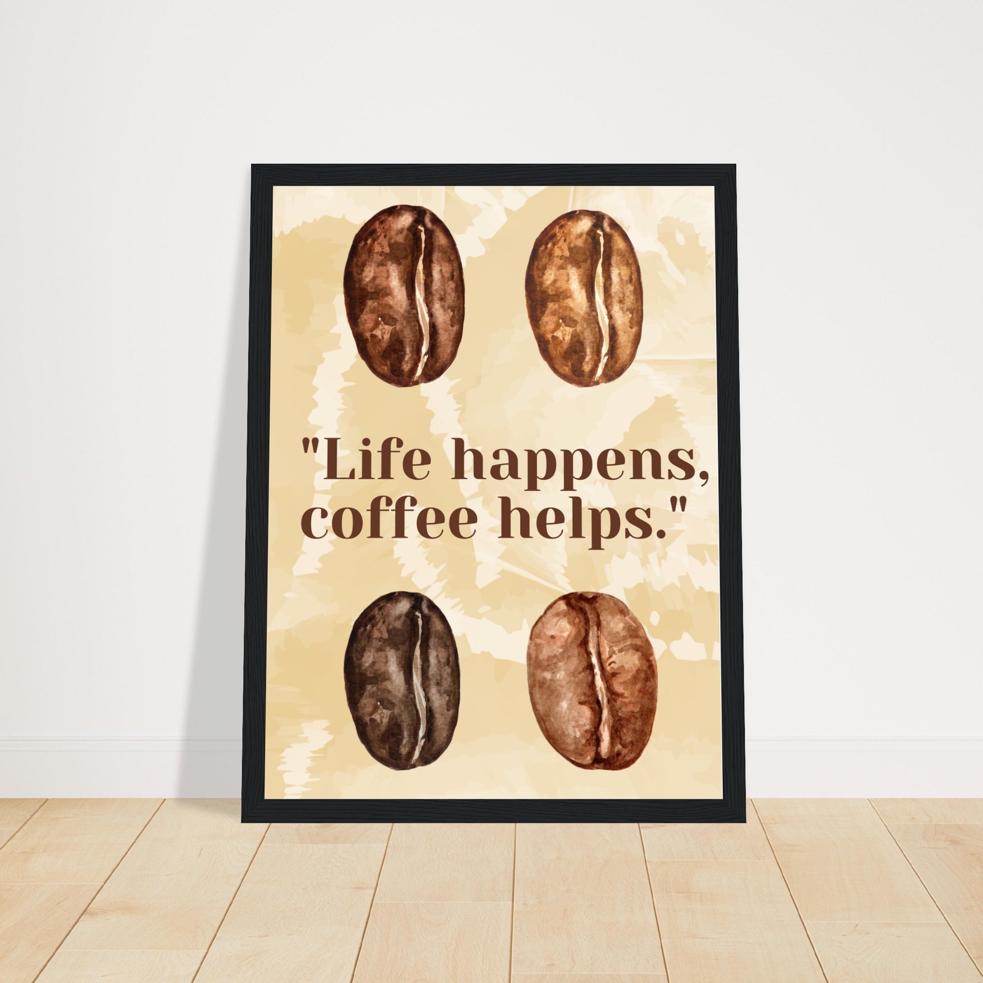 Ein Bild in einem Schwarzen Rahmen mit einem beigen Wasserfarbenhintergrund. In der Mitte des Bildes steht: "Life happens, coffee helps.". Sowohl über als auch unter dem Text sind jeweils Zwei mit Wasserfarben gemalten Kaffeebohnen die den unterschiedlichen Röstungsgrad repräsentieren soll. Das Bild steht auf dem Boden angelehnt an einer Wand.