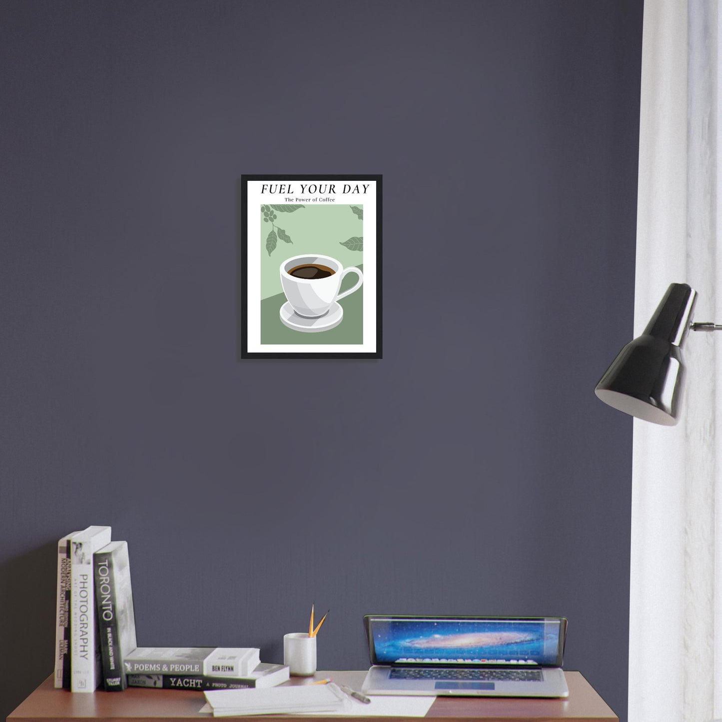 Ein Bild im Schwarzen Rahmen mit einer Tasse Kaffee auf einem Grünfarbigen Hintergrund mit Arabica Blätter als Akzente. Oben mittig des Bildes steht: "FUEL YOUR DAY" mit der Unterschrift "The Power of Coffee" über einem Schreibtisch an der Wand.