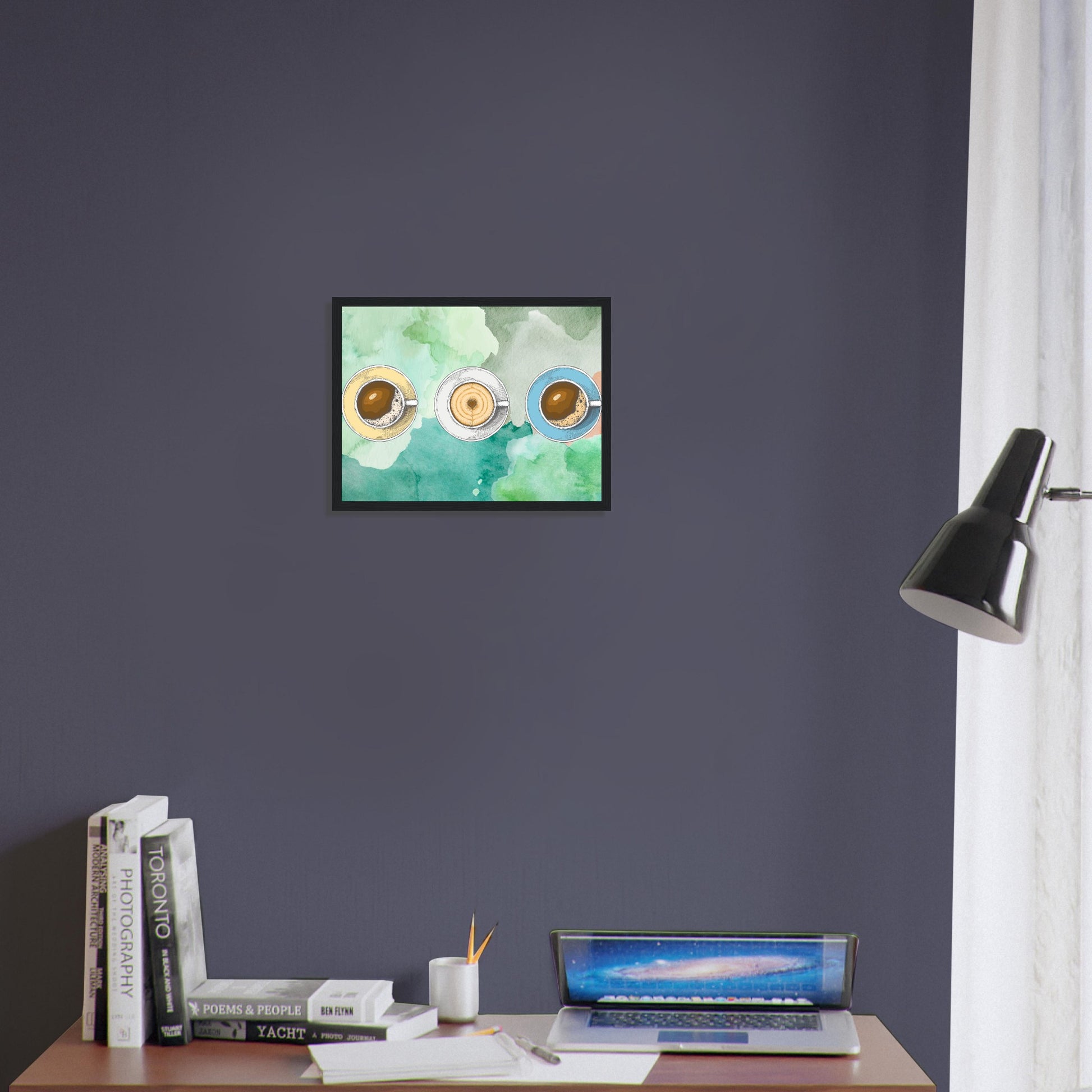 Ein Bild im Schwarzem Rahmen mit buntem Hintergrund in Wasserfarben. Im Vordergrund Sind Drei Tassen Kaffe. Eine Tasse Beige, Weiß und Blau. Das Bild hängt über einem Schreibtisch.