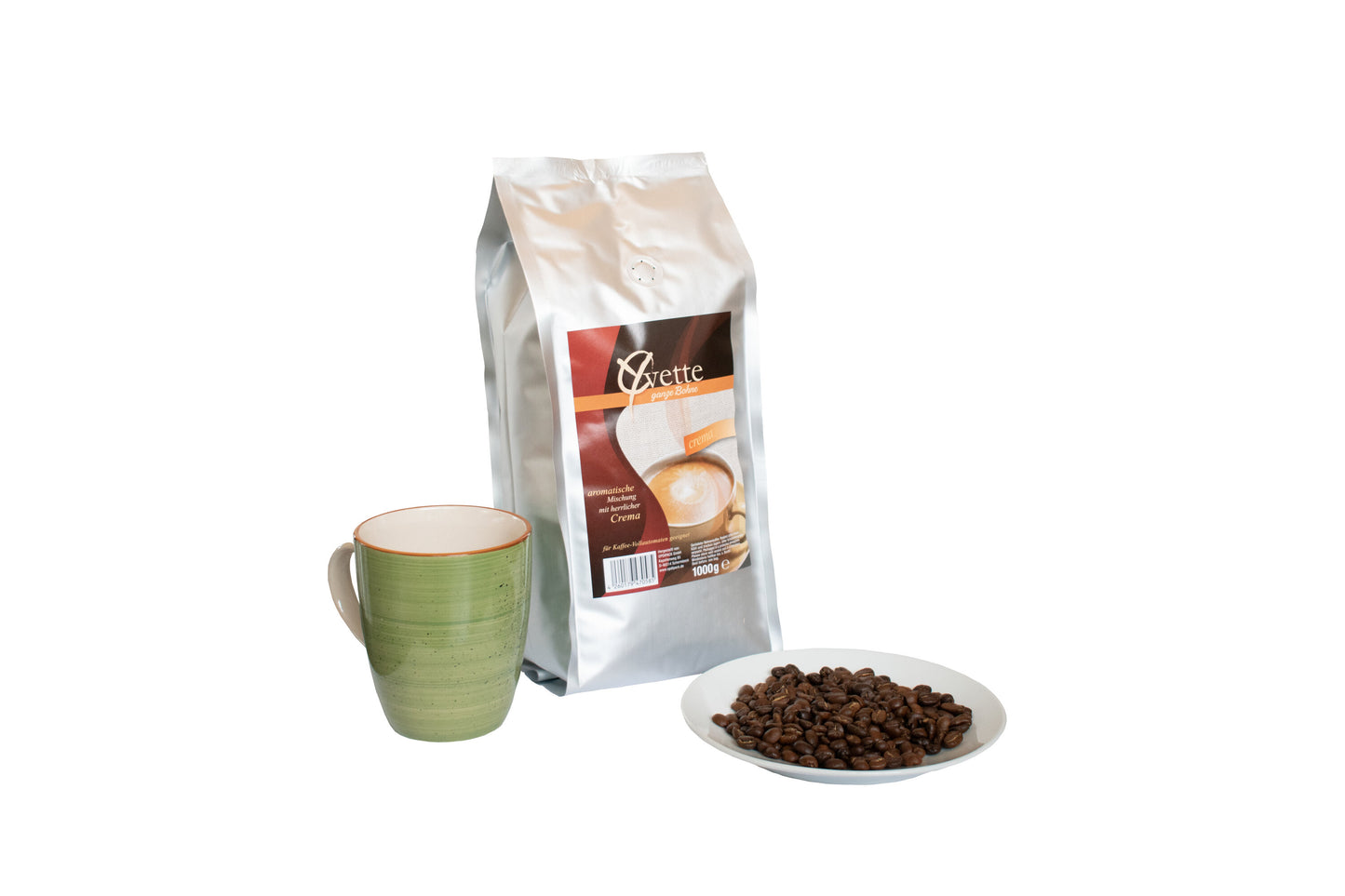 Ein silberner Beutel mit 1000g frisch gerösteten Crema-Kaffeebohnen der Marke Yvette Kaffee. Der Beutel zeigt das Logo der Marke und die Produktbezeichnung. Vor dem Beutel ist ein Teller mit Kaffeebohnen und Kaffee Tasse, die ein Gefühl von Frische und Qualität vermitteln.