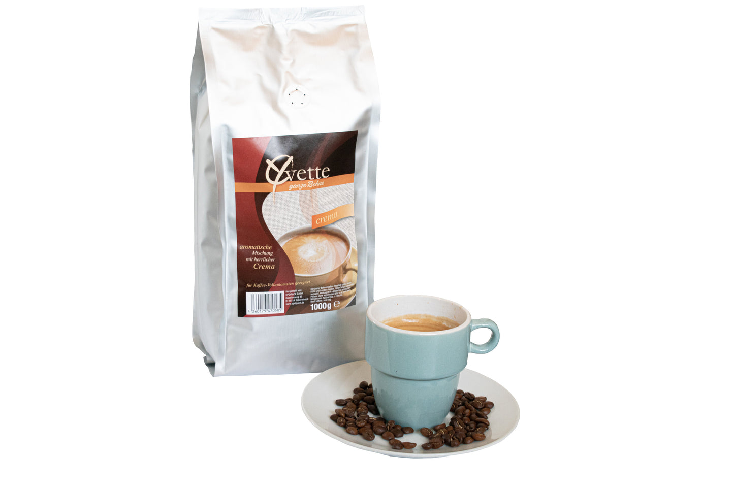 Ein silberner Beutel mit 1000g frisch gerösteten Crema-Kaffeebohnen der Marke Yvette Kaffee. Der Beutel zeigt das Logo der Marke und die Produktbezeichnung. Vor dem Beutel ist ein Teller mit Kaffeebohnen und auf dem Teller Kaffee Tasse, die ein Gefühl von Frische und Qualität vermitteln.