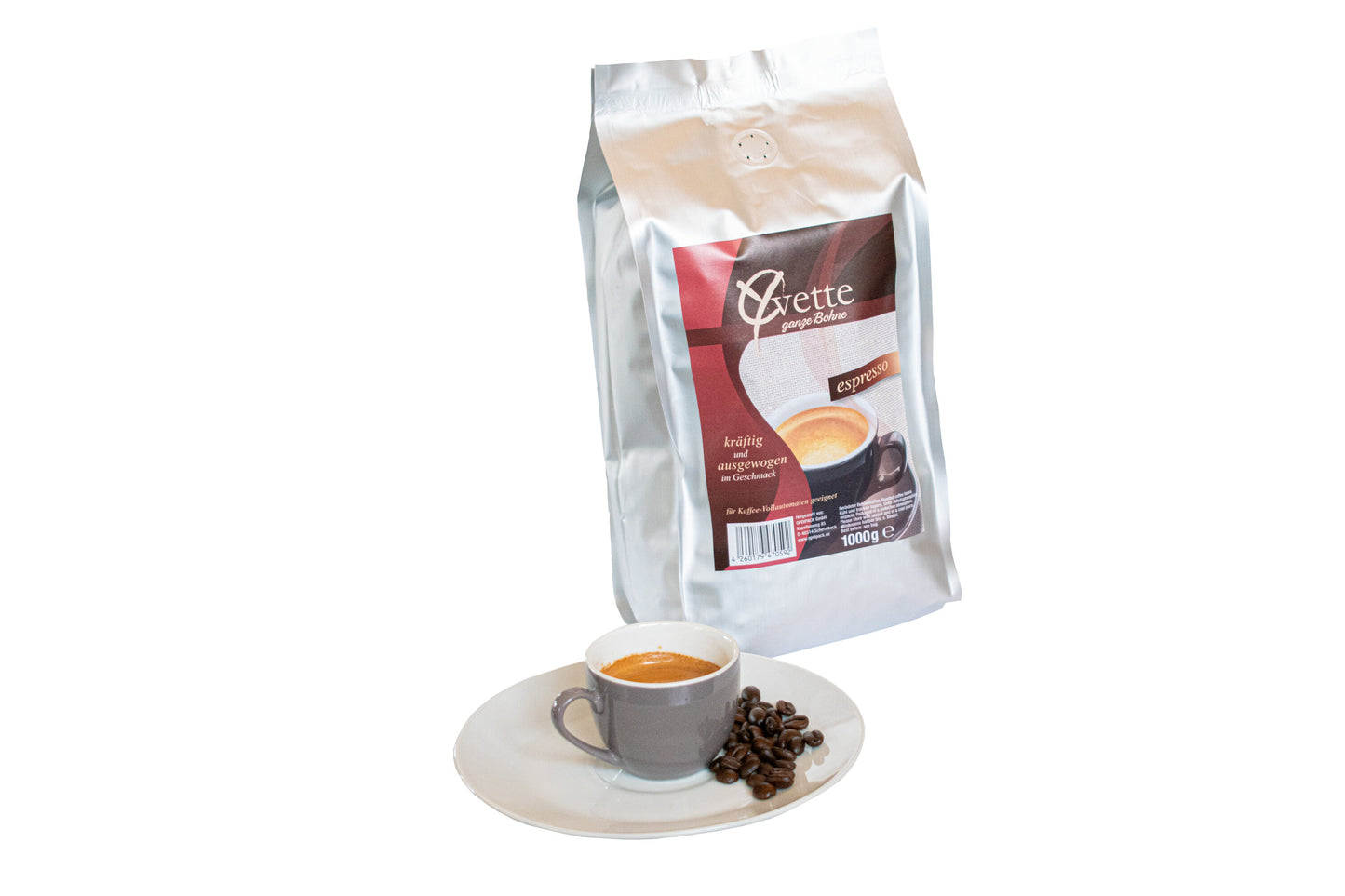 Ein silberner Beutel mit 1000g frisch gerösteten Espresso-Kaffeebohnen der Marke Yvette Kaffee. Der Beutel zeigt das Logo der Marke und die Produktbezeichnung. Vor dem Beutel ist ein Teller mit Kaffeebohnen und auf dem Teller espresso Tasse, die ein Gefühl von Frische und Qualität vermitteln.