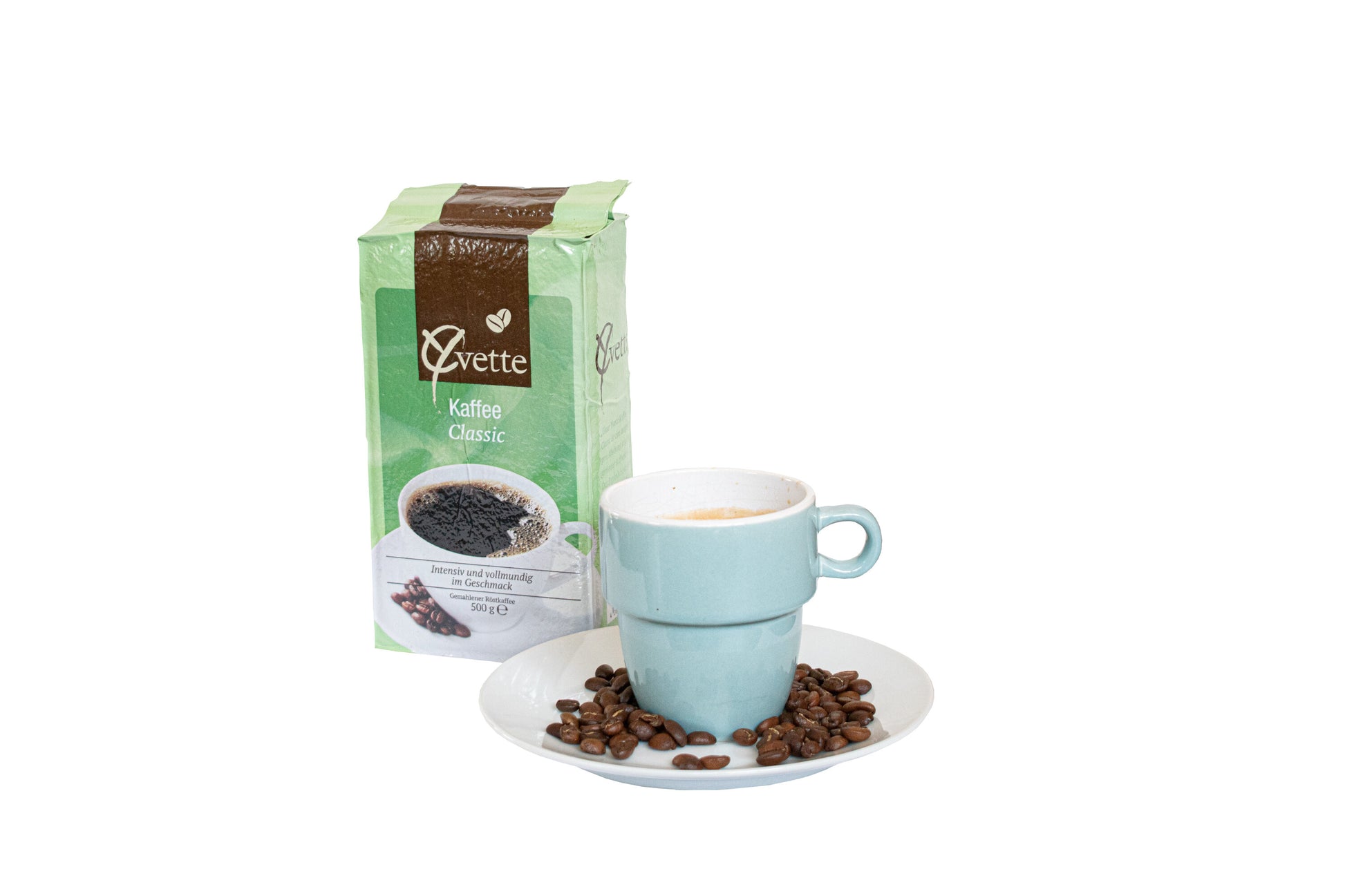 500g gemahlener Filterkaffee der Sorte Classic der Marke Yvette Kaffee mit Tasse Kaffee auf einer Untertasse mit Kaffeebohnen als Serviervorschlag