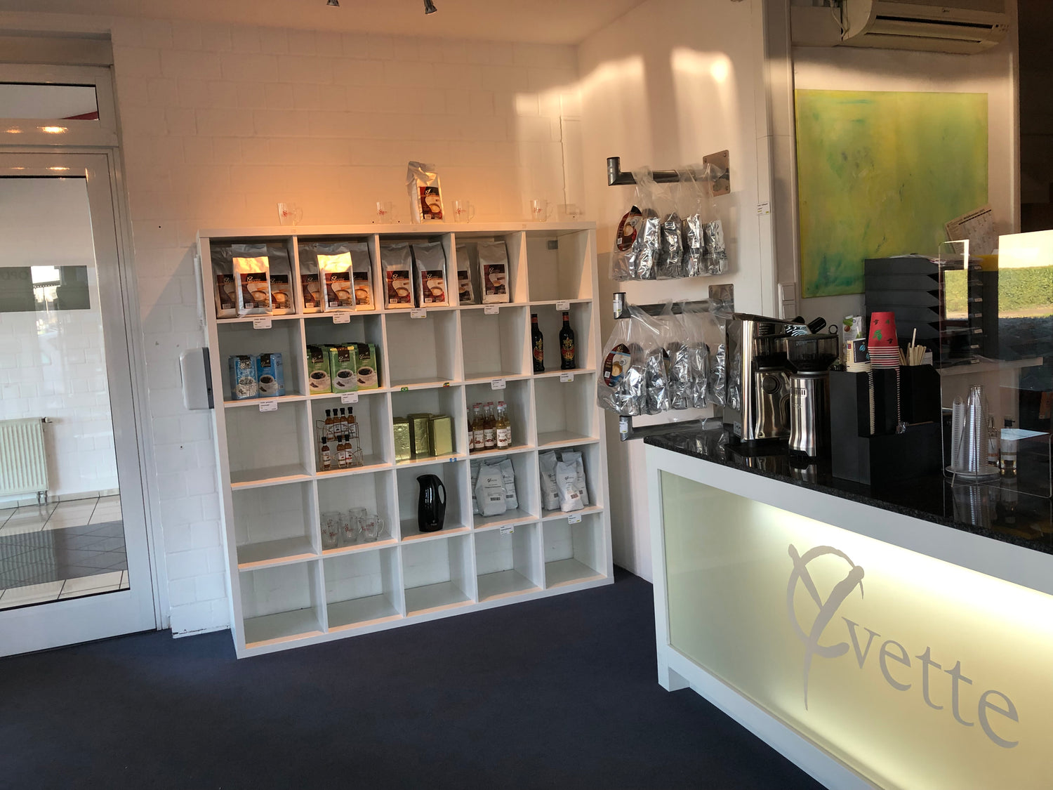 Werksverkauf Bereich von Yvette mit großem Regal mit einer Vielzahl an Produkten