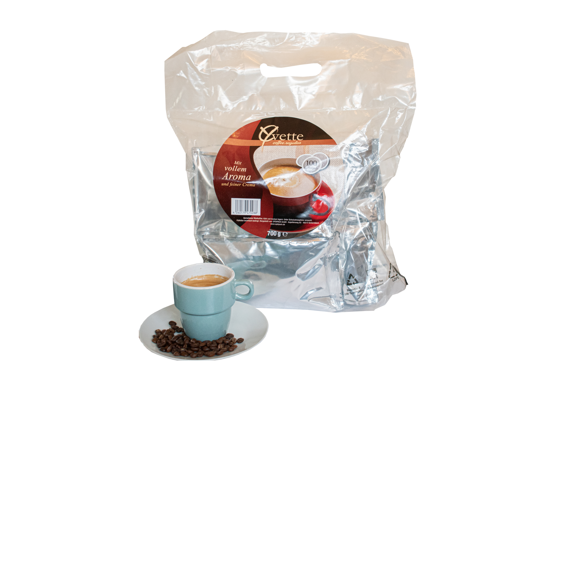 Kaffeepads Vorteilspackung der Sorte Regular Crema mit Tasse Kaffee auf einem Teller mit Kaffeebohnen als Serviervorschlag
