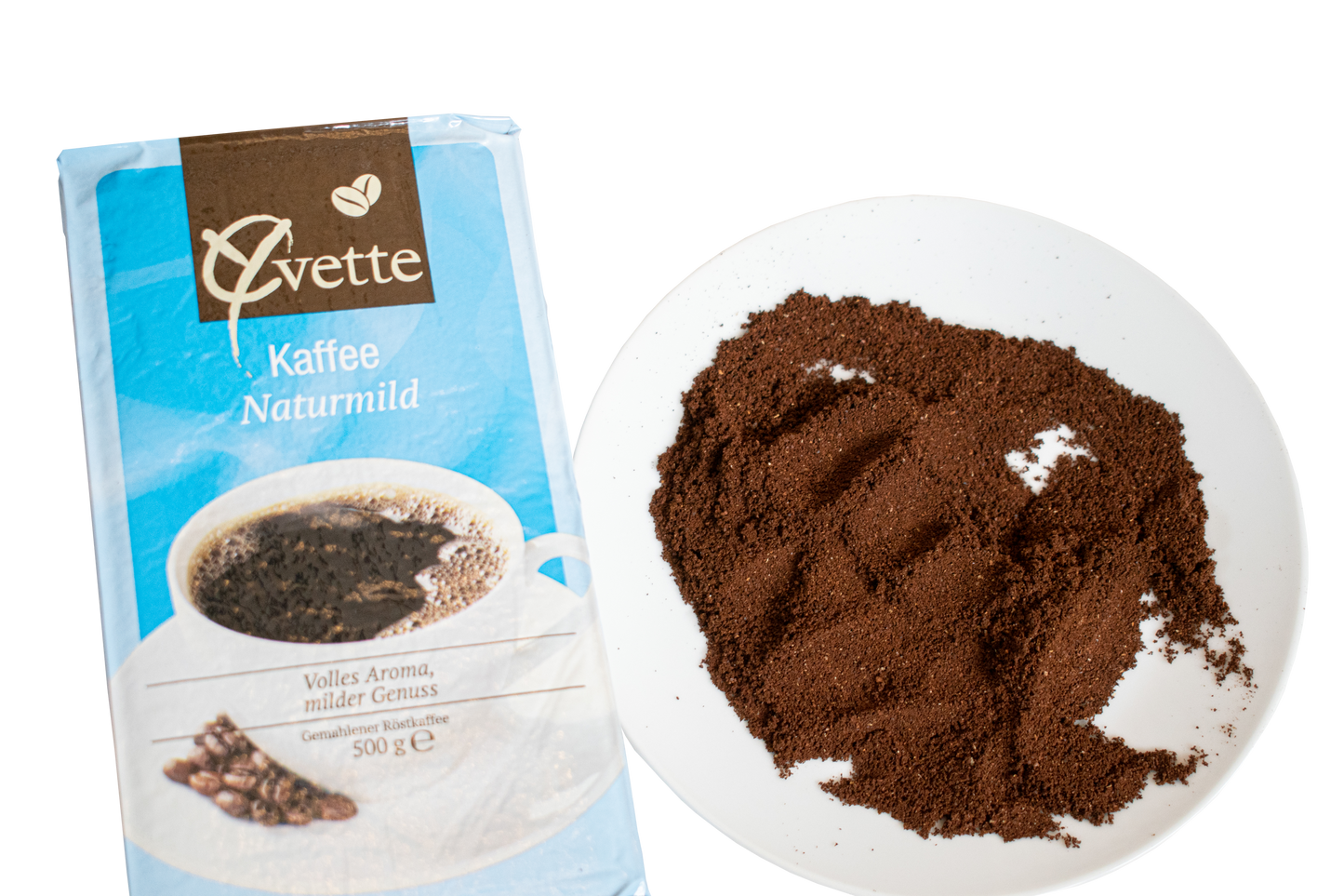 500g gemahlener Filterkaffee der Sorte Naturmild der Marke Yvette Kaffee mit Haufen gemahlenen Kaffee als Serviervorschlag