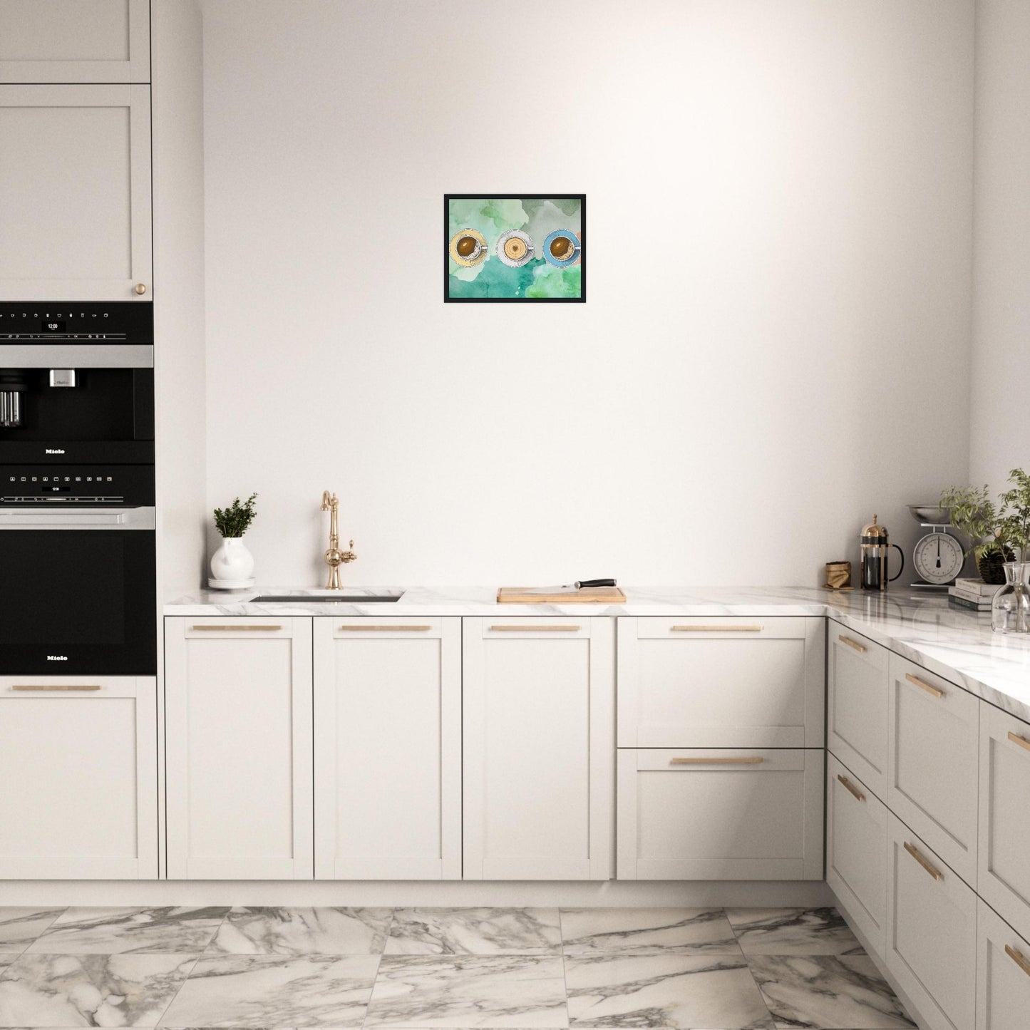 Ein Bild im Schwarzem Rahmen mit buntem Hintergrund in Wasserfarben. Im Vordergrund Sind Drei Tassen Kaffe. Eine Tasse Beige, Weiß und Blau. Das Bild hängt über einer Küche.