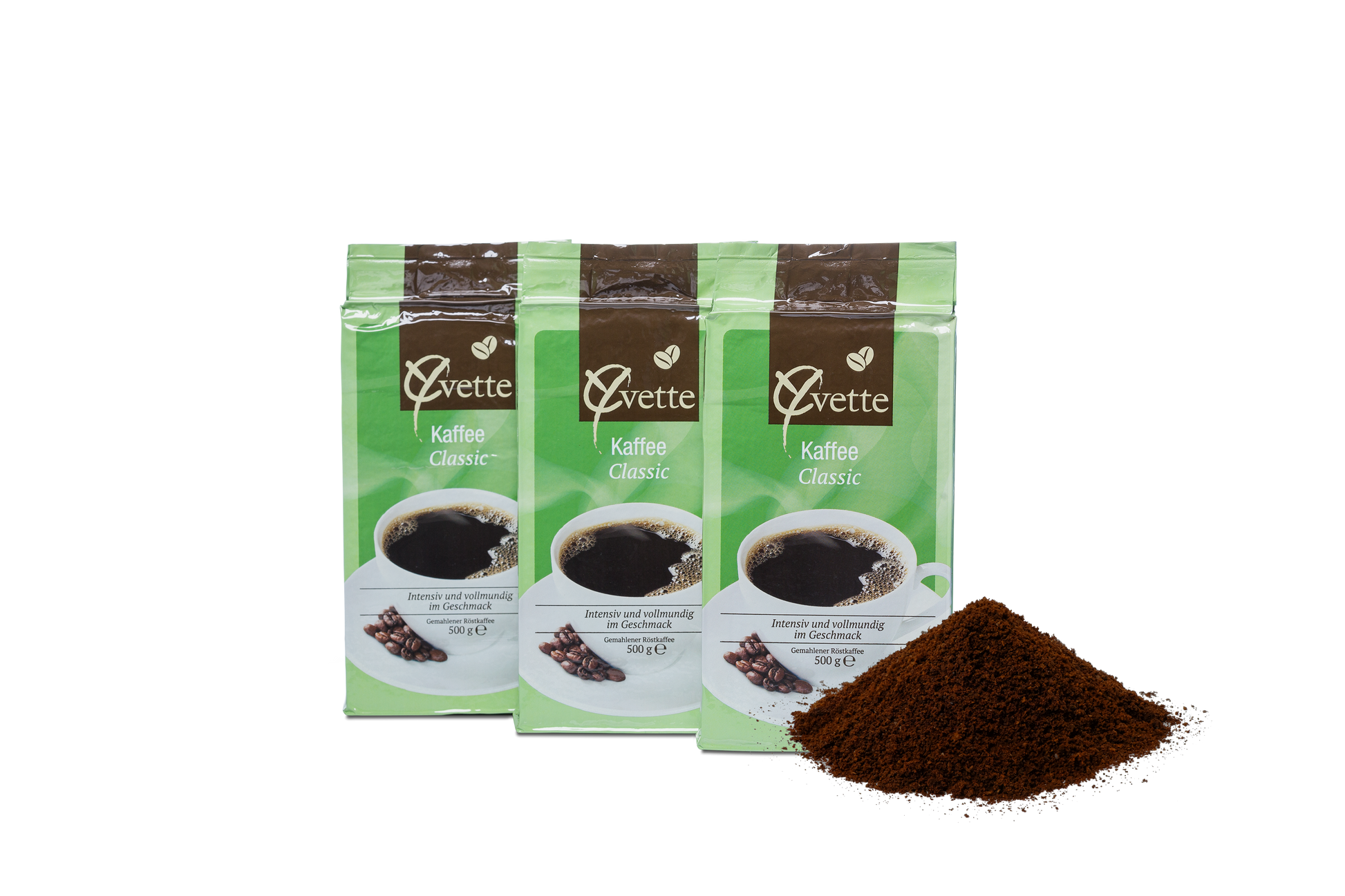 Drei Packungen Classic Yvette Filterkaffe mit einem Haufen Mahlkaffee im Vordergrund