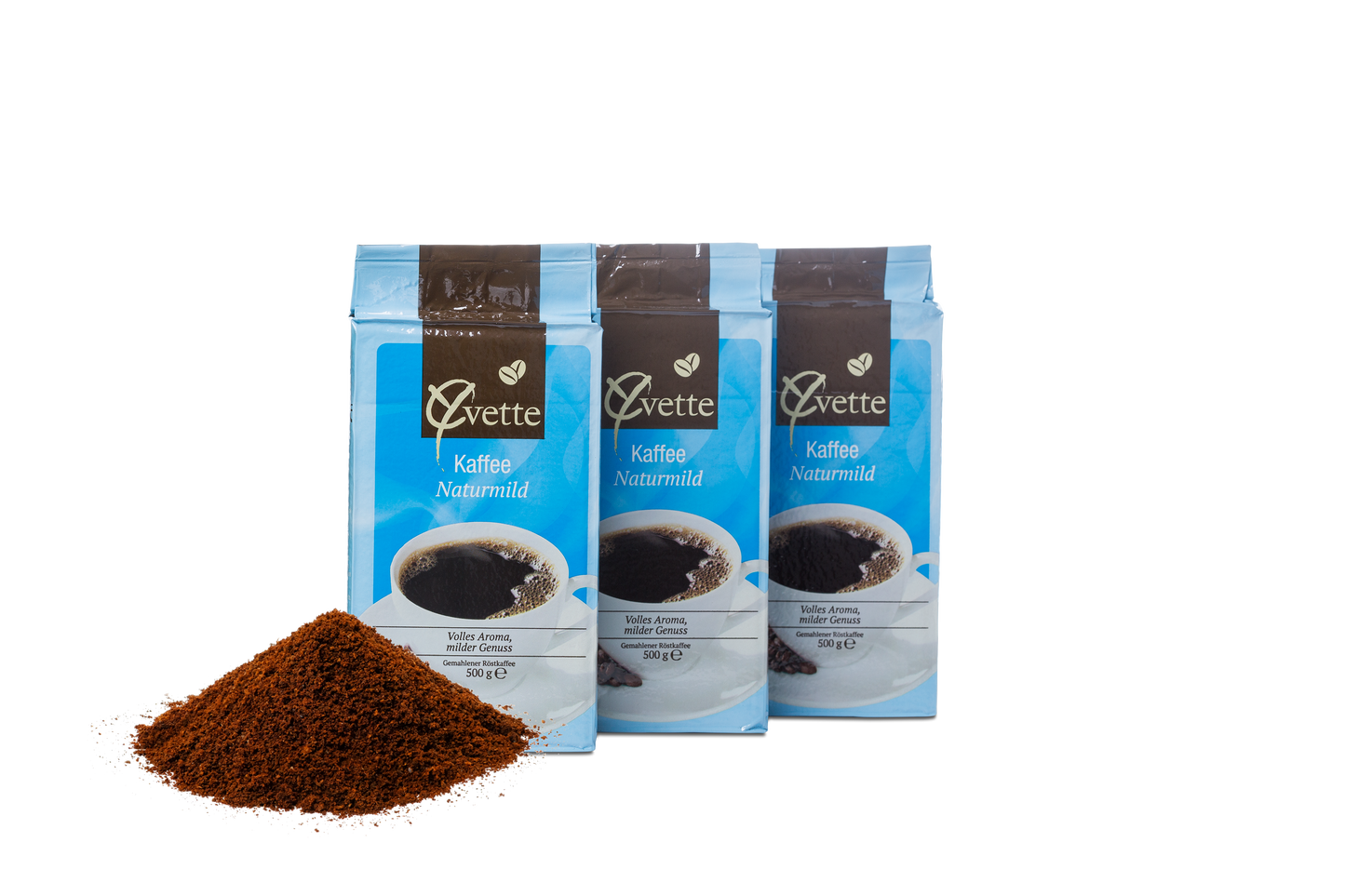 Drei Packungen Naturmild Yvette Filterkaffe mit einem Haufen Mahlkaffee im Vordergrund