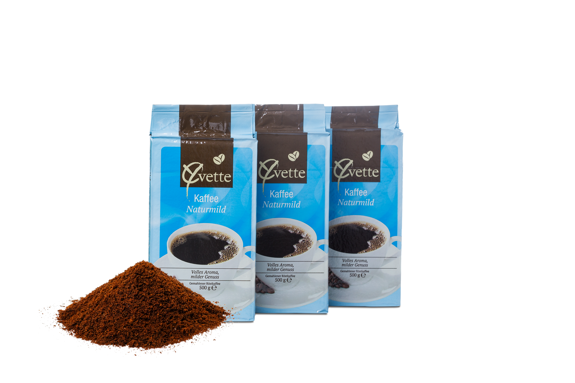 Drei Packungen Naturmild Yvette Filterkaffe mit einem Haufen Mahlkaffee im Vordergrund
